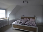 Schlafzimmer - Leben in der Natur ! Schöne gepflegte 2 Zimmer DG Wohnung im Resthof in Norderstedt-Glashütte zu vermieten !!!