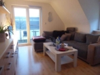 Wohnzimmer - Trendige moderne 2,5 Zimmer DG Wohnung mit Balkon im wärmegedämmten 2 Familienhaus in Norderstedt-Glashütte zu vermieten !!!