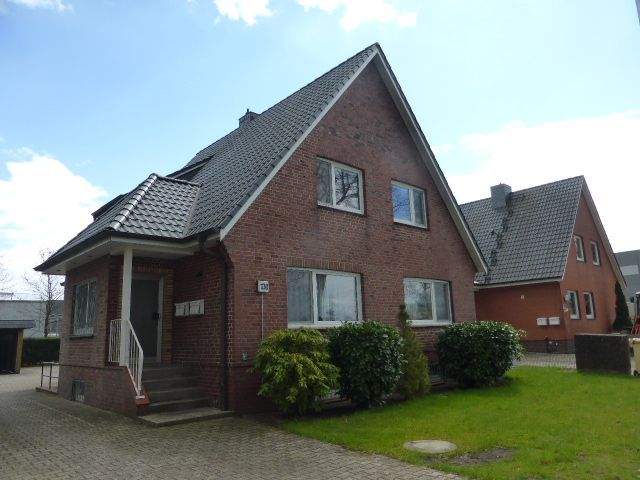 Trendige moderne 2,5 Zimmer DG Wohnung mit Balkon im wärmegedämmten 2 Familienhaus in Norderstedt-Glashütte zu vermieten !!!, 22851 Norderstedt, Wohnung