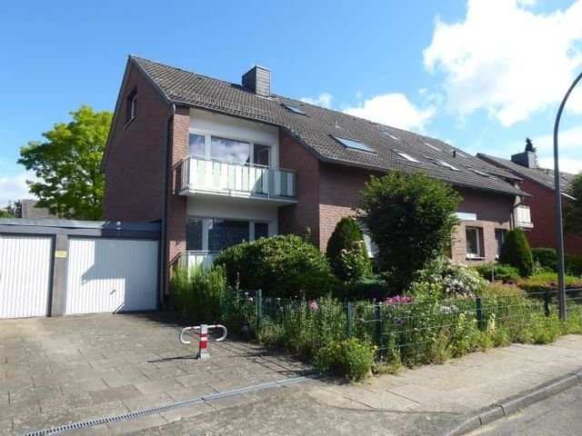 Wohntraum mit großer Küche ! Perfekte 3 Zi. DG-Wohnung mit schönem Südbalkon im wärmegedämmten Haus in Norderstedt Garstedt zu vermieten !!, 22850 Norderstedt, Etagenwohnung