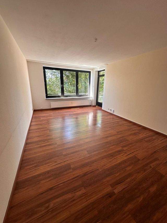 Einziehen und Wohlfühlen !! Schöne 3 Zimmer Wohnung mit schönem Sonnenbalkon in Norderstedt-Garstedt zu vermieten ! - Photo 2