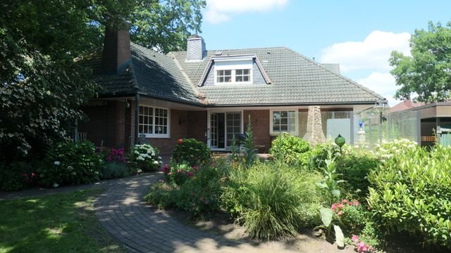 Luxusanwesen!! 7 Zi.Einfamilienhaus mit riesigem schönem Grundstück und Schwimmhalle in Norderstedt Garstedt zu verkaufen!!!, 22848 Norderstedt, Haus