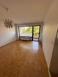 Wohnzimmer - Charmante 2 Zi. Whg. mit Balkon in ruhiger 30er Zone und Sackgassenlage Nähe des Herold-Centers zu vermieten!!