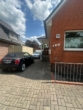 Eingangsansicht und Stellplatz - Tolle 2,5 Zimmer EG-Wohnung mit Terrasse und Garten und Einzelgarage im 2 Familienhaus in Norderstedt-Glashütte zu vermieten !!!