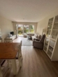 Blick von der Küche ins Wohnzimmer - Einladende 4 Zimmer-Wohlfühl Erdgeschosswohnung mit Terrasse und Gartenanteil in Norderstedt-Mitte zu vermieten !!