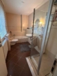 Badezimmer mit Wanne und Dusche - Einladende 4 Zimmer-Wohlfühl Erdgeschosswohnung mit Terrasse und Gartenanteil in Norderstedt-Mitte zu vermieten !!