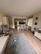 Wohnzimmer mit Blick auf die Küche - Einladende 4 Zimmer-Wohlfühl Erdgeschosswohnung mit Terrasse und Gartenanteil in Norderstedt-Mitte zu vermieten !!