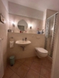Gäste WC mit Dusche 1 - Einladende 4 Zimmer-Wohlfühl Erdgeschosswohnung mit Terrasse und Gartenanteil in Norderstedt-Mitte zu vermieten !!