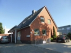 Aussenansicht im Sommer - Trendige moderne 2 Zimmer DG Wohnung mit großer Küche und Balkon im 2 Familienhaus in Norderstedt-Glashütte zu vermieten !!!