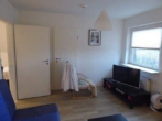 Wohnzimmer 2 - Trendige moderne 2 Zimmer DG Wohnung mit großer Küche und Balkon im 2 Familienhaus in Norderstedt-Glashütte zu vermieten !!!
