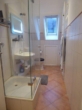 Duschbad mit Echtglaskabine - Trendige moderne 2 Zimmer DG Wohnung mit großer Küche und Balkon im 2 Familienhaus in Norderstedt-Glashütte zu vermieten !!!