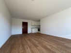 Wohnzimmer mit Blick auf die Küche - Schöne 1 Zimmer Erdgeschosswohnung mit Terrasse und Garten in Norderstedt-Glashütte zu vermieten !!