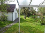 Blick in den Garten von der Terrasse im Sommer - Schöne gepflegte und moderne 2 Zi. Doppelhaushälfte mit großem Grundstück zu vermieten !!