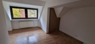 Wohnzimmer mit Abstellraum - Pfiffige neu renovierte 2 ZImmer DG Wohnung in Norderstedt Garstedt - Nähe Schmuggelstieg - zu vermieten !!