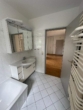 Badezimmer 1 - Großzügige 2,5 Zimmer Dachgeschosswohnung mit großem Balkon in 4 Fam.Haus in Norderstedt - Garstedt zu vermieten