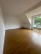 Wohnzimmer 2 - Großzügige 2,5 Zimmer Dachgeschosswohnung mit großem Balkon in 4 Fam.Haus in Norderstedt - Garstedt zu vermieten