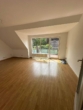 Wohnzimmer - Großzügige 2,5 Zimmer Dachgeschosswohnung mit großem Balkon in 4 Fam.Haus in Norderstedt - Garstedt zu vermieten