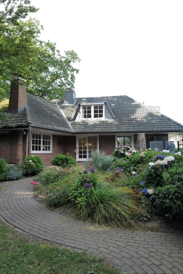 Wohlfühloase !! Exklusives 7 Zi.Einfamilienhaus mit riesigem schönem Grundstück und Schwimmhalle in Norderstedt Garstedt zu verkaufen!!!, 22848 Norderstedt, Haus