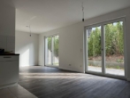 Wohnzimmer 1 - Neubau !! Exklusives 5 Zimmer Mittelreihenhaus mit Gartenanteil ( ca.100m²) in Norderstedt-Glashütte zu vermieten !!