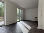 Wohnzimmer - Neubau !! Exklusives 5 Zimmer Mittelreihenhaus mit Gartenanteil ( ca.100m²) in Norderstedt-Glashütte zu vermieten !!