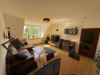 Wohnzimmer 2 - Traumhafte 2 Zimmer DG Wohnung mit großem Balkon in einem 4 Familienhaus in Norderstedt-Garstedt zu vermieten!!!