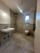 Badezimmer mit Dusche - Top Neubau Penthouse Wohnung mit großem Balkon zu vermieten !
