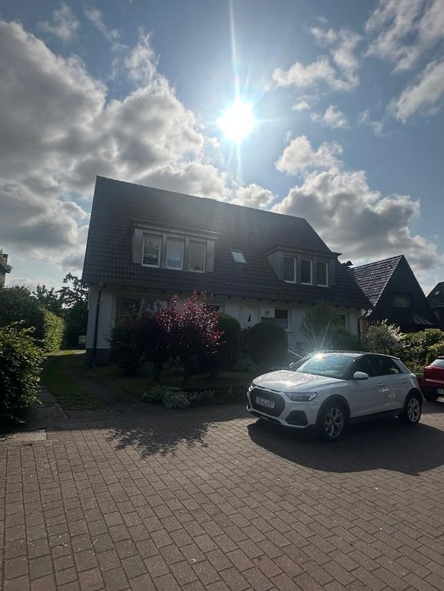 Wunderschöne und moderne 2 Zimmer DG – Wohnung in einem 4 Fam. Haus in Norderstedt-Garstedt zu vermieten !!!!, 22850 Norderstedt, Etagenwohnung