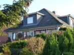 Aussenansicht 1 im Sommer - Pfiffige 3 Zimmer Soutt. Wohnung im 4 Fam.Haus in Norderstedt-Harksheide zu vermieten !!