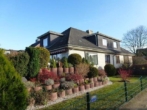 Aussenansicht im Sommer - Pfiffige 3 Zimmer Soutt. Wohnung im 4 Fam.Haus in Norderstedt-Harksheide zu vermieten !!
