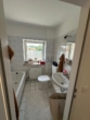 Badezimmer mit Fenster - Charmante 2,5 Zimmer Dachgeschosswohnung in ruhiger 30er Zone Nähe des Herold-Centers zu vermieten!!