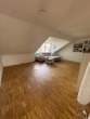 Wohnzimmer 1 - Charmante 2,5 Zimmer Dachgeschosswohnung in ruhiger 30er Zone Nähe des Herold-Centers zu vermieten!!