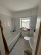 Badezimmer 1 - Charmante 2,5 Zimmer Dachgeschosswohnung in ruhiger 30er Zone Nähe des Herold-Centers zu vermieten!!