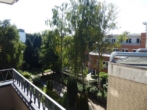 Blick vom Balkon im Sommer - Renditestarkes MFH mit Gewerbeanteil in Norderstedt-Garstedt mit guter Anbindung an Hamburg zu verkaufen !!