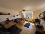 Wohnzimmer mit Mustermöbeln - Traumhafte 2 Zimmer DG Wohnung mit großem Balkon in einem 4 Familienhaus in Norderstedt-Garstedt zu vermieten!!!