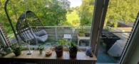 Wohnzimmer mit Blick auf den Balkon - Tolle 3 Zimmer DG - Wohnung mit Balkon im 2 Fam.Haus in Norderstedt-Glashütte zu vermieten !!